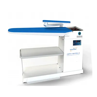 Malá žehlička a žehliaca doska